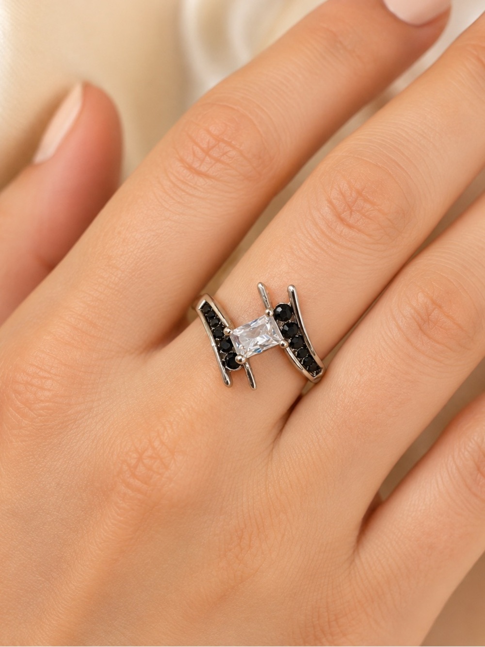 Chic Silver and Black Women's Ring 925 size 7
